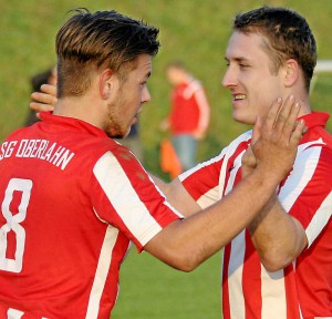 Marco Cromm und Robert Winkler bejubeln das 2:2-Unentschieden gegen den FCA Niederbrechen (Foto: Weilburger Tageblatt)